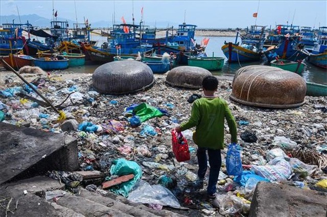 'Hãy cứu biển' - Triển lãm ảnh đầu tiên về rác thải nhựa ở Việt Nam
