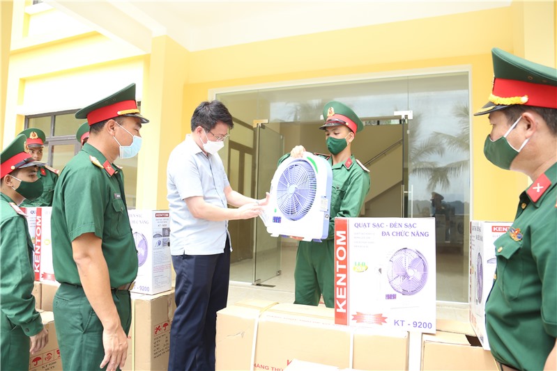 Thăm, tặng quà cán bộ, chiến sỹ đảo Hòn Rồng