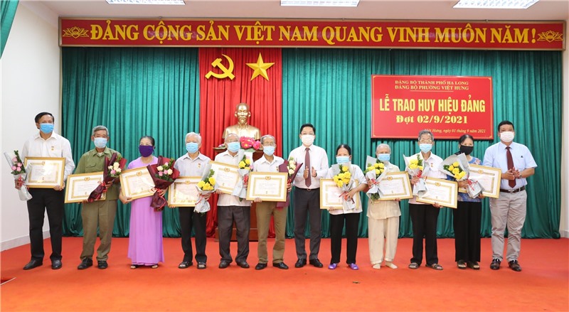 Các địa phương tổ chức Lễ trao tặng huy hiệu Đảng dịp Quốc khánh nước Cộng hòa xã hội chủ nghĩa Việt Nam (02/9/1945 - 02/9/2021)