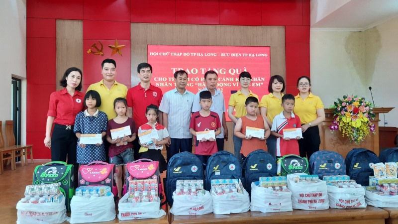 Hội chữ thập đỏ thành phố Hạ Long và Bưu Điện thành phố Hạ Long trao tặng quà trẻ em có hoàn cảnh khó khăn nhân dịp tháng hành động vì trẻ em năm 2022.