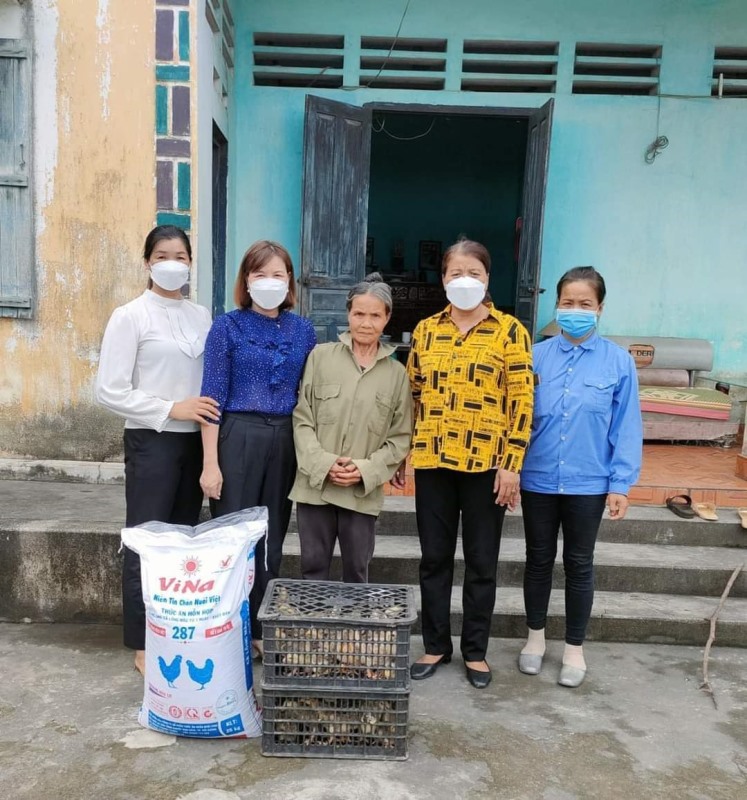 Trao gà sinh kế hỗ trợ gia đình khó khăn ở xã Lê Lợi