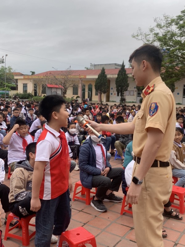 công an xã Lê Lợi tổ chức tuyên truyền an toàn giao thông