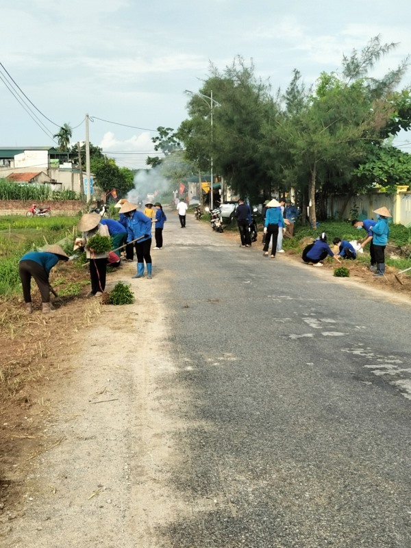 Xã Lê Lợi trồng các tuyến cây xanh hưởng ứng phong trào xây dựng nông thôn mới